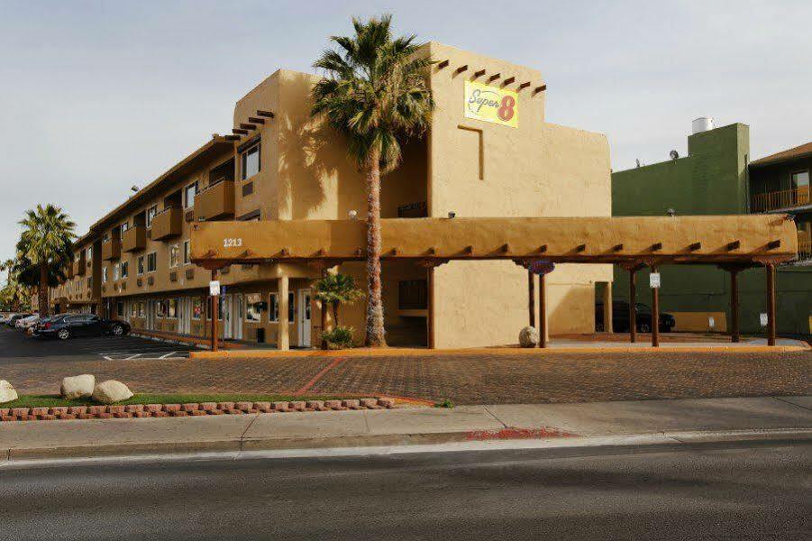 Super 8 By Wyndham Las Vegas North Strip/Fremont St. Area Exterior photo